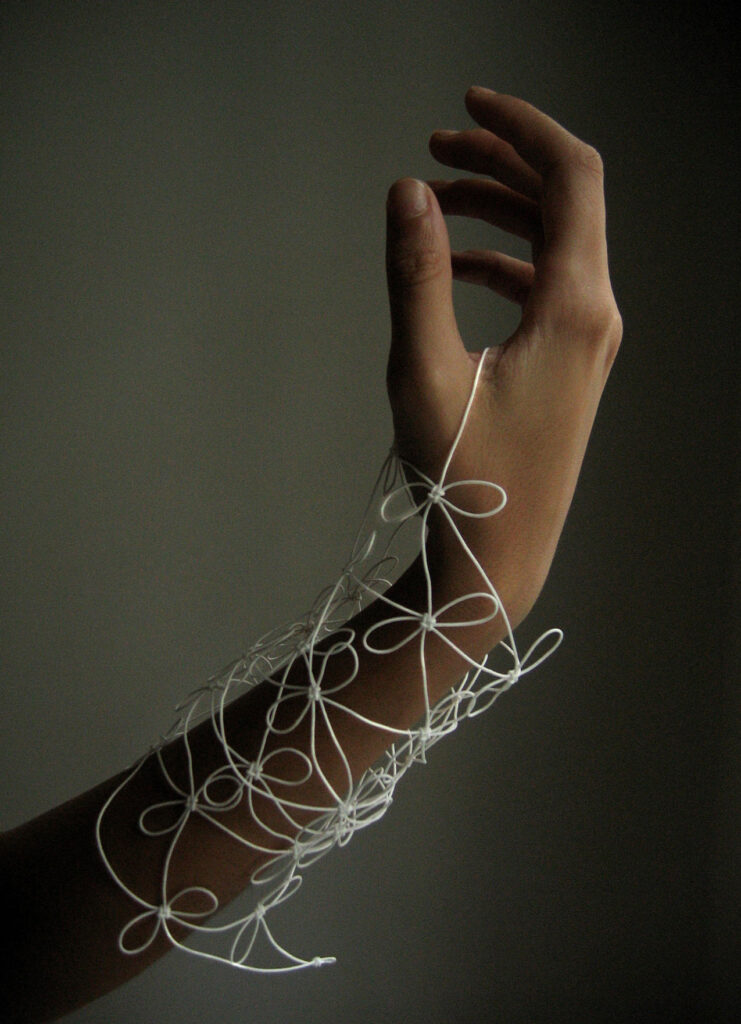 Aude Tahon, Mitaines blanches - Crédit photo Hortense Vinet