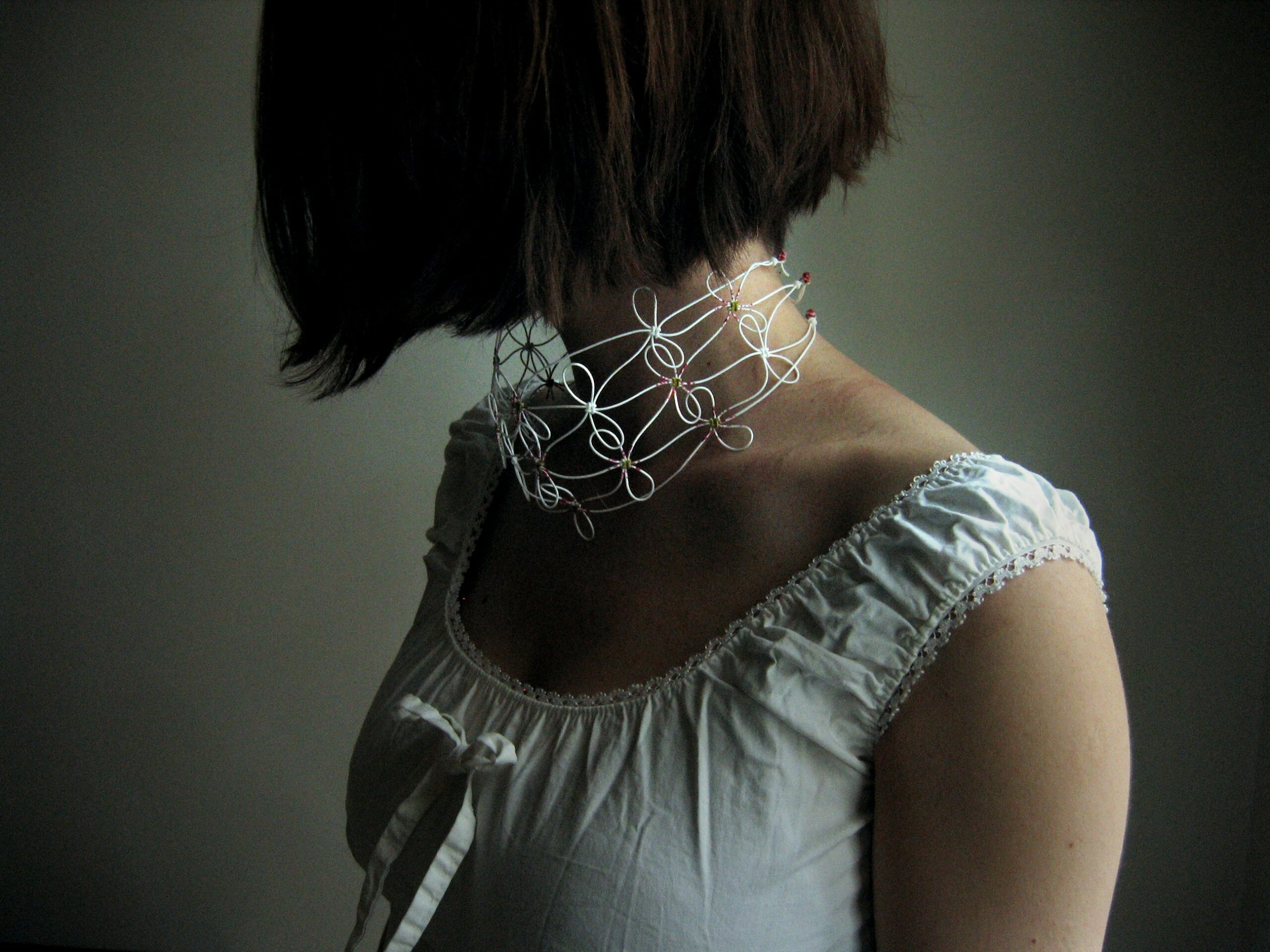 Col/bracelet Fleurs blanc crédit photo Hortense Vinet