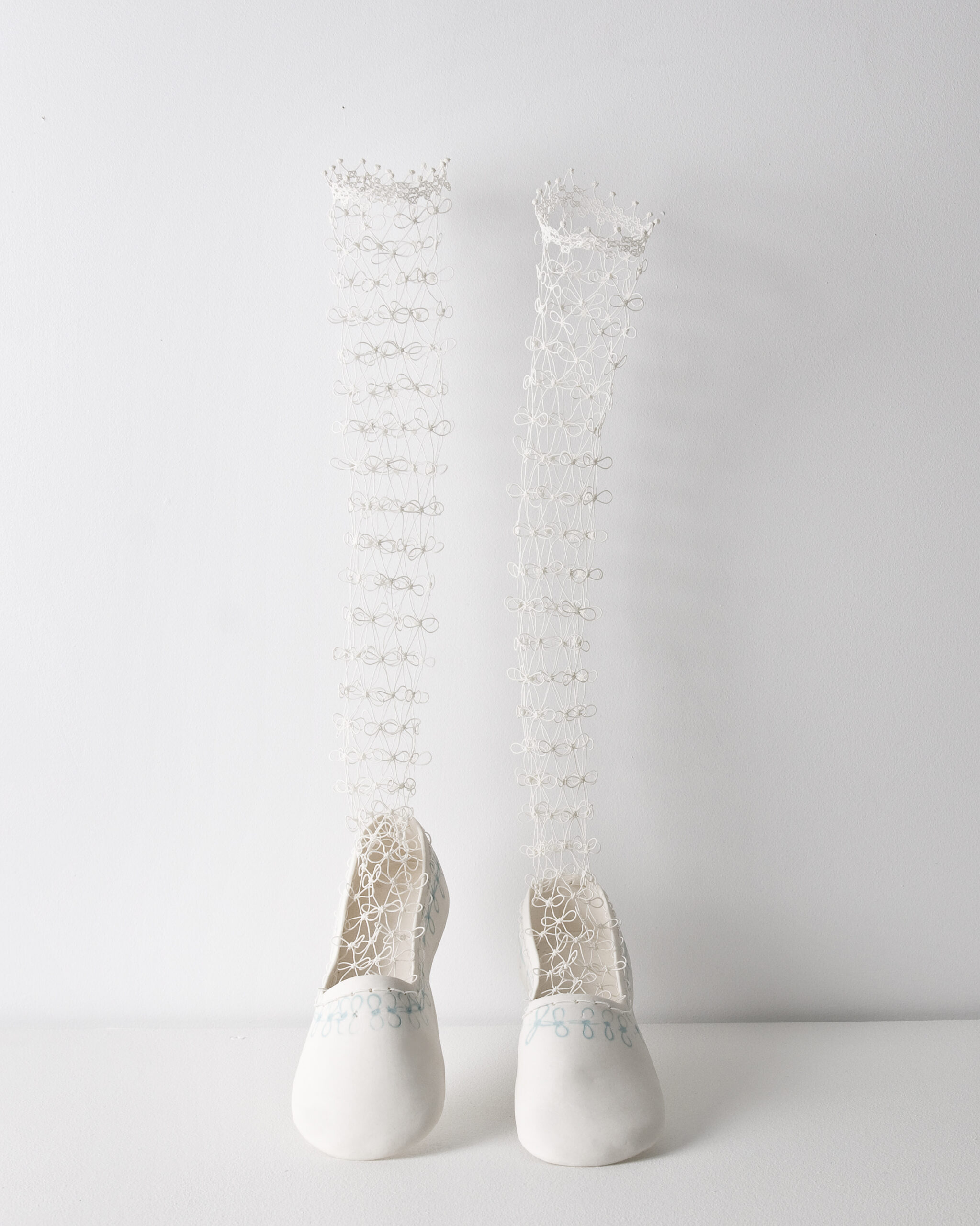 Les chaussons et guêtres de Madame De, textile et porcelaine, crédit photo Hortense Vinet