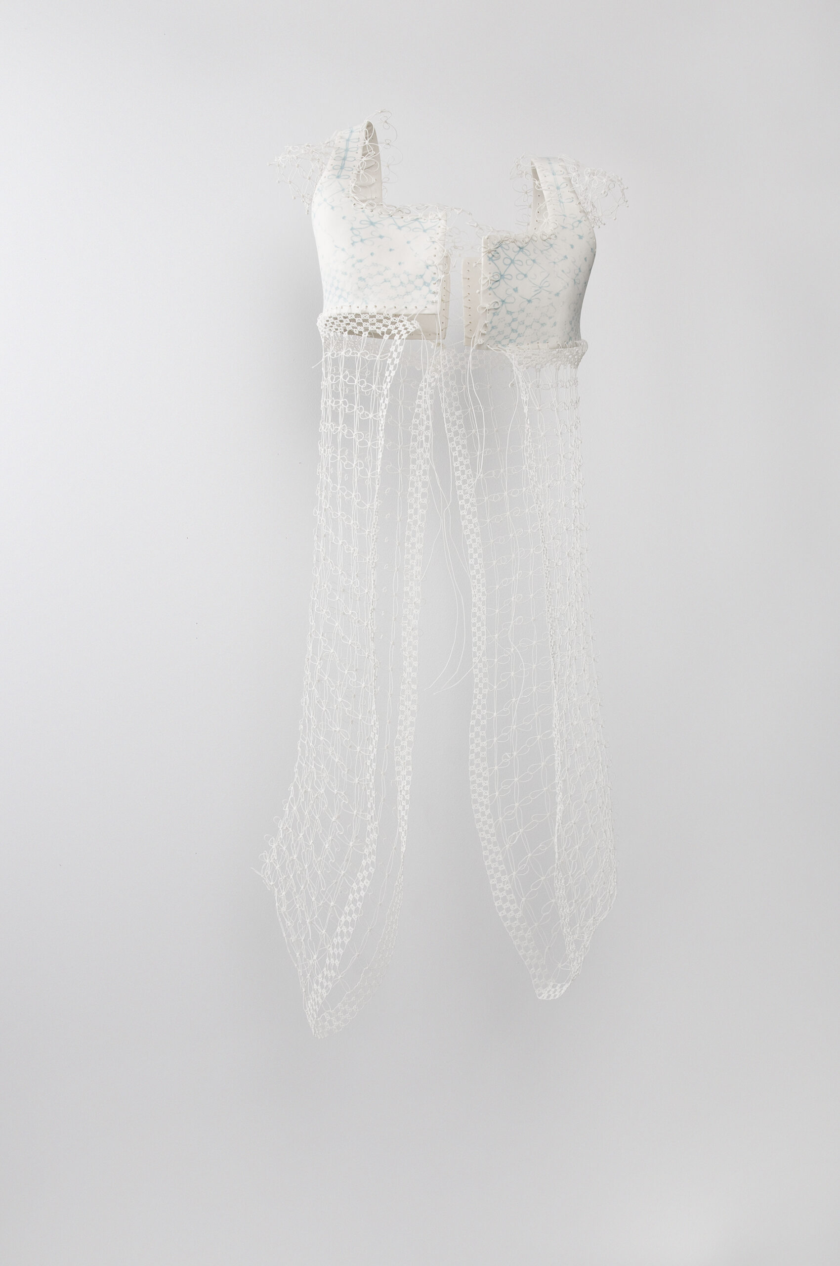Robe textile et porcelaine, crédit photo Hortense Vinet