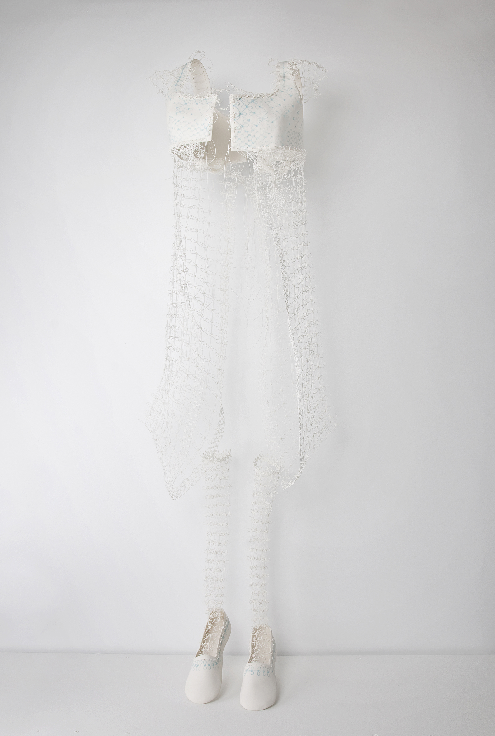 La tenue de Madame De, textile noué et porcelaine, crédit photo Hortense Vinet