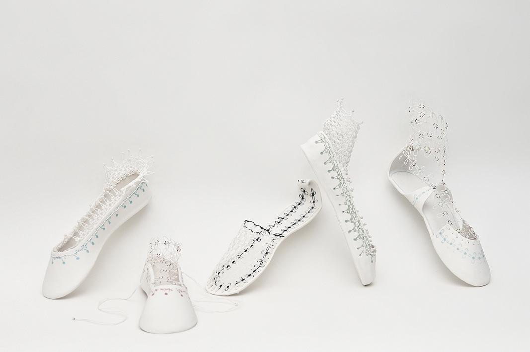 Les souliers vestiges, fils noués et porcelaine, crédit photo Hortense Vinet